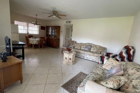Condo in Hollywood, Florida, 2 bedrooms № 2241840 - photo 2