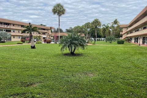 Condo in Hollywood, Florida, 2 bedrooms № 2241840 - photo 13