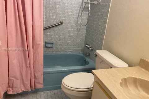 Condo in Hollywood, Florida, 2 bedrooms № 2241840 - photo 9