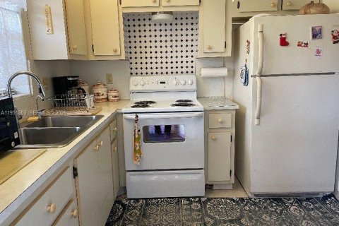 Condo in Hollywood, Florida, 2 bedrooms № 2241840 - photo 4