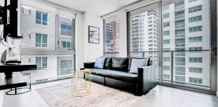 Condominio en Miami, Florida, 1 dormitorio  № 2032881
