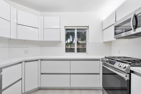 Villa ou maison à louer à Surfside, Floride: 4 chambres, 200.02 m2 № 1897104 - photo 23