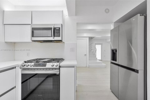 Villa ou maison à louer à Surfside, Floride: 4 chambres, 200.02 m2 № 1897104 - photo 25