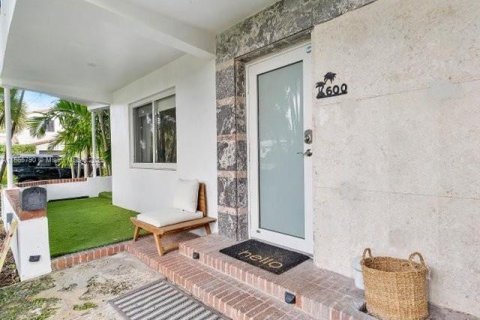 Villa ou maison à louer à Surfside, Floride: 4 chambres, 200.02 m2 № 1897104 - photo 2