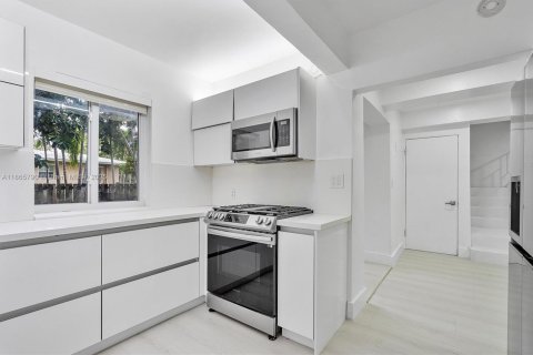 Villa ou maison à louer à Surfside, Floride: 4 chambres, 200.02 m2 № 1897104 - photo 24