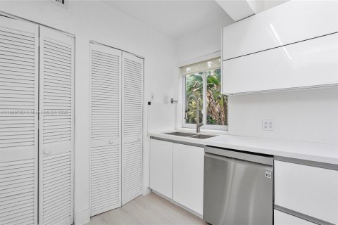 Villa ou maison à louer à Surfside, Floride: 4 chambres, 200.02 m2 № 1897104 - photo 26