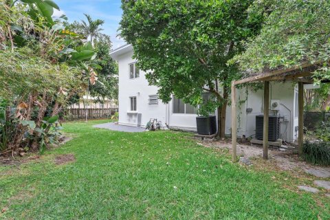 Villa ou maison à louer à Surfside, Floride: 4 chambres, 200.02 m2 № 1897104 - photo 13