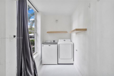 Villa ou maison à louer à Surfside, Floride: 4 chambres, 200.02 m2 № 1897104 - photo 8