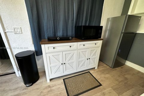 Снять в аренду коммерческую недвижимость в Майами, Флорида 1 спальня, 55.74м2, № 2045506 - фото 4