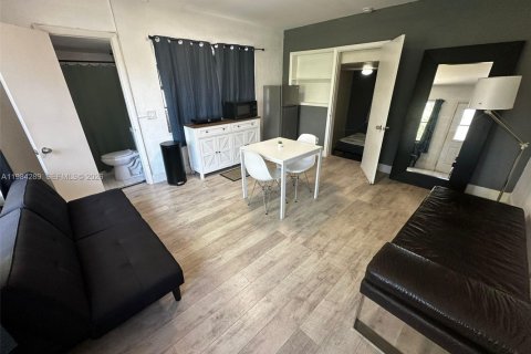 Снять в аренду коммерческую недвижимость в Майами, Флорида 1 спальня, 55.74м2, № 2045506 - фото 2