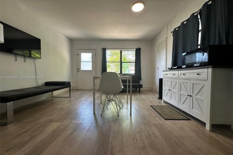 Снять в аренду коммерческую недвижимость в Майами, Флорида 1 спальня, 55.74м2, № 2045506 - фото 14