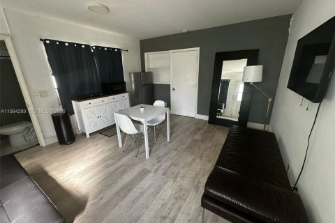 Снять в аренду коммерческую недвижимость в Майами, Флорида 1 спальня, 55.74м2, № 2045506 - фото 8