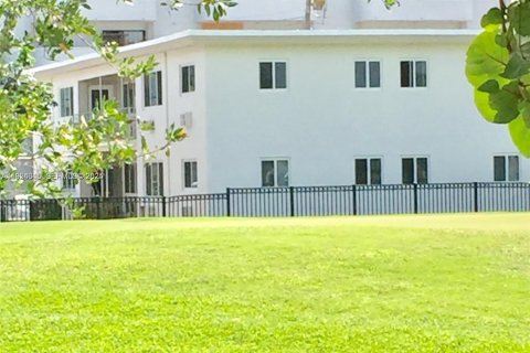 Снять в аренду квартиру в Майами-Бич, Флорида 1 спальня, 69.68м2, № 1982969 - фото 10