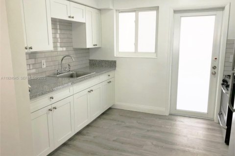 Снять в аренду квартиру в Майами-Бич, Флорида 1 спальня, 69.68м2, № 1982969 - фото 5