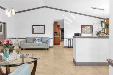 House in Miami, Florida 3 bedrooms, 125.6 sq.m. № 2022518 - photo 6