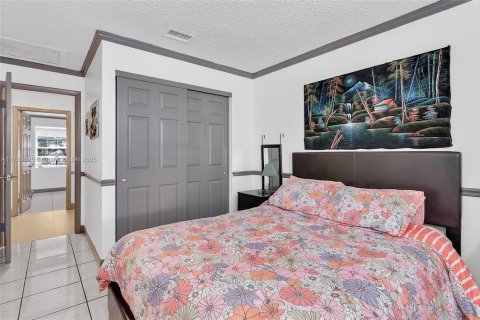 House in Miami, Florida 3 bedrooms, 125.6 sq.m. № 2022518 - photo 30