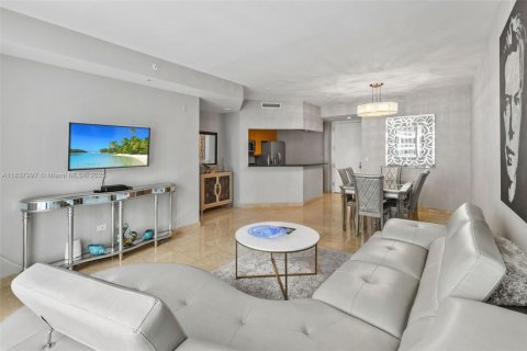 Condo in Miami, Florida, 1 bedroom  № 1935599 - photo 12