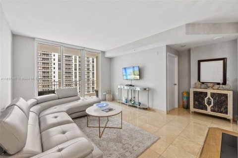 Condo in Miami, Florida, 1 bedroom  № 1935599 - photo 3