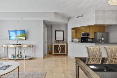 Condo in Miami, Florida, 1 bedroom  № 1935599 - photo 14