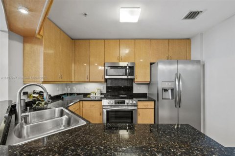 Condo in Miami, Florida, 1 bedroom  № 1935599 - photo 21