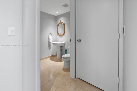 Condo in Miami, Florida, 1 bedroom  № 1935599 - photo 24