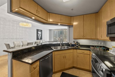 Condo in Miami, Florida, 1 bedroom  № 1935599 - photo 20