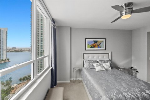 Condo in Miami, Florida, 1 bedroom  № 1935599 - photo 16