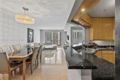 Condo in Miami, Florida, 1 bedroom  № 1935599 - photo 22