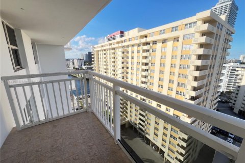 Снять в аренду кондоминиум в Халландейл-Бич, Флорида 1 спальня, 80.82м2, № 1868034 - фото 10