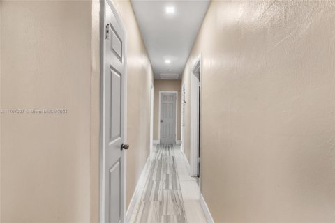 House in Miami Gardens, Florida 4 bedrooms, 147.53 sq.m. № 1867584 - photo 8