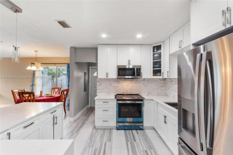 House in Miami Gardens, Florida 4 bedrooms, 147.53 sq.m. № 1867584 - photo 5