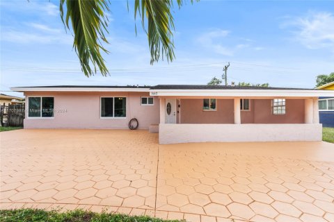 House in Miami Gardens, Florida 4 bedrooms, 147.53 sq.m. № 1867584 - photo 1