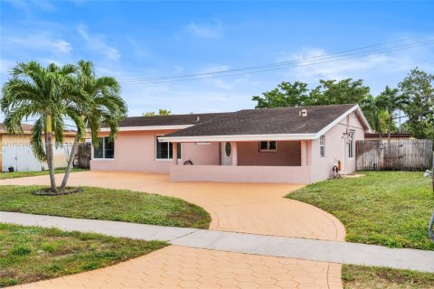 House in Miami Gardens, Florida 4 bedrooms, 147.53 sq.m. № 1867584 - photo 3