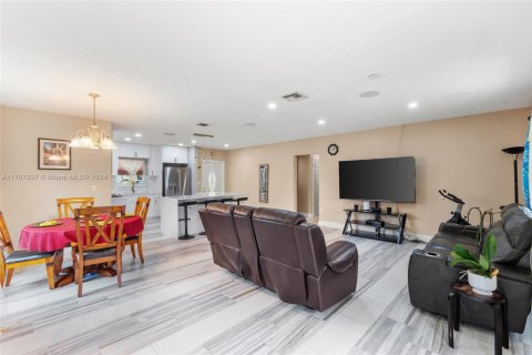 House in Miami Gardens, Florida 4 bedrooms, 147.53 sq.m. № 1867584 - photo 7