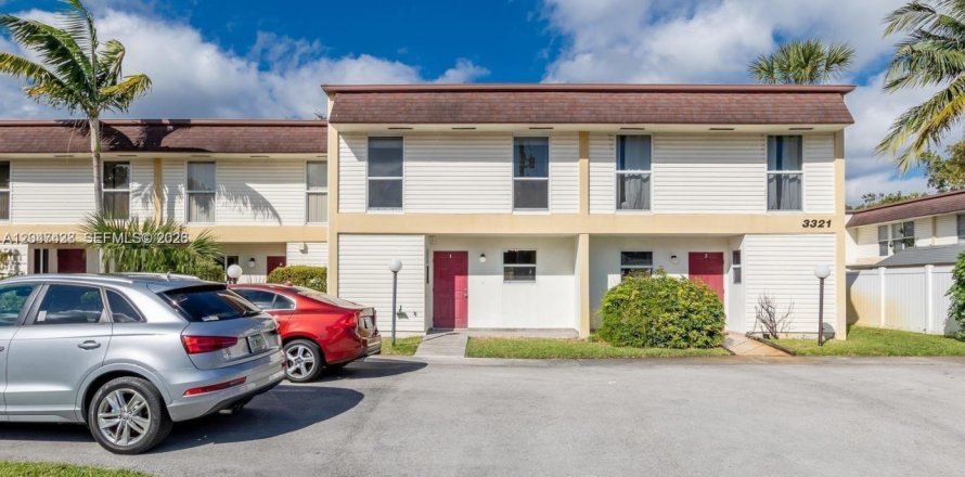 Townhouse in Hollywood, Florida 3 bedrooms, 123.56 sq.m. № 2260854