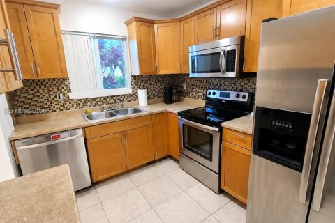 Townhouse in Hollywood, Florida 3 bedrooms, 123.56 sq.m. № 2260854 - photo 12