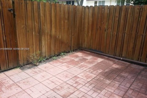 Townhouse in Hollywood, Florida 3 bedrooms, 123.56 sq.m. № 2260854 - photo 2