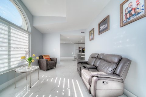 House in Cutler Bay, Florida 4 bedrooms, 195.75 sq.m. № 1986094 - photo 22