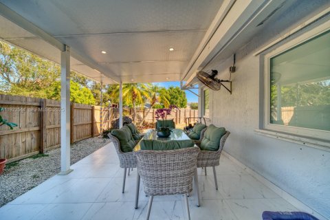 House in Cutler Bay, Florida 4 bedrooms, 195.75 sq.m. № 1986094 - photo 15