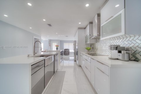 House in Cutler Bay, Florida 4 bedrooms, 195.75 sq.m. № 1986094 - photo 10