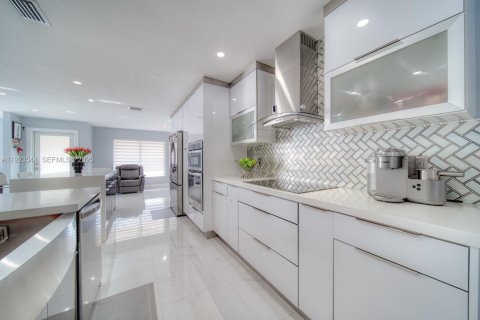 House in Cutler Bay, Florida 4 bedrooms, 195.75 sq.m. № 1986094 - photo 9