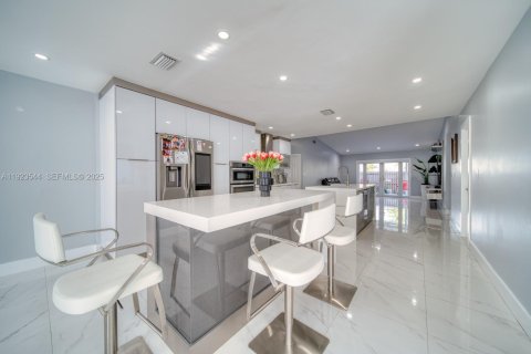 House in Cutler Bay, Florida 4 bedrooms, 195.75 sq.m. № 1986094 - photo 2