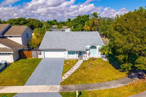 House in Cutler Bay, Florida 4 bedrooms, 195.75 sq.m. № 1986094 - photo 1