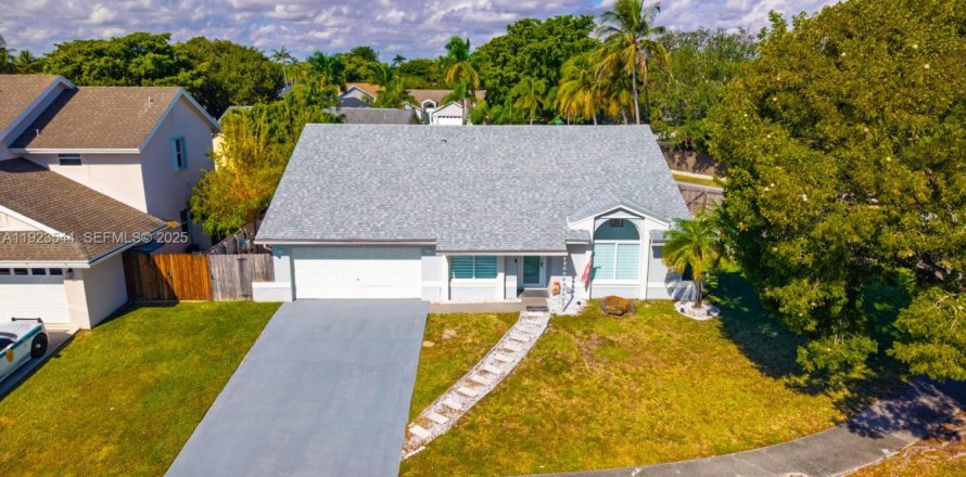 House in Cutler Bay, Florida 4 bedrooms, 195.75 sq.m. № 1986094