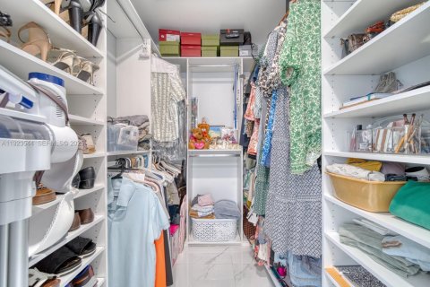 House in Cutler Bay, Florida 4 bedrooms, 195.75 sq.m. № 1986094 - photo 26