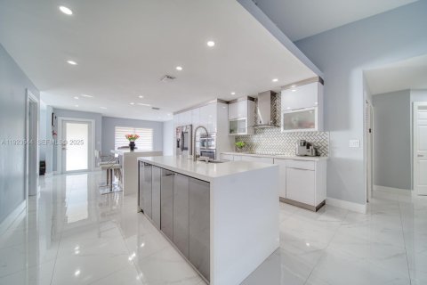 House in Cutler Bay, Florida 4 bedrooms, 195.75 sq.m. № 1986094 - photo 11