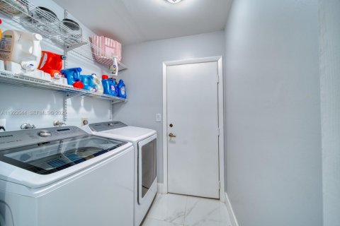 House in Cutler Bay, Florida 4 bedrooms, 195.75 sq.m. № 1986094 - photo 17