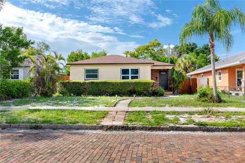 House in Saint Petersburg, Florida 4 bedrooms, 143.81 sq.m. № 2287108