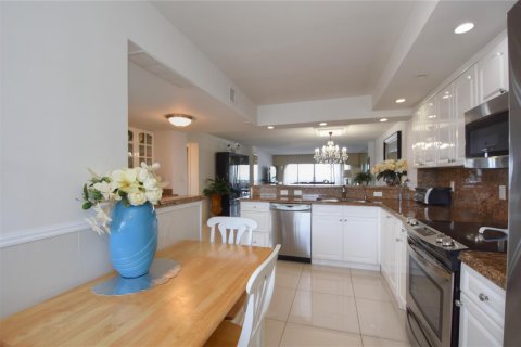 Condo in Pompano Beach, Florida, 2 bedrooms  № 2084616 - photo 13