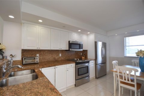 Condo in Pompano Beach, Florida, 2 bedrooms  № 2084616 - photo 10